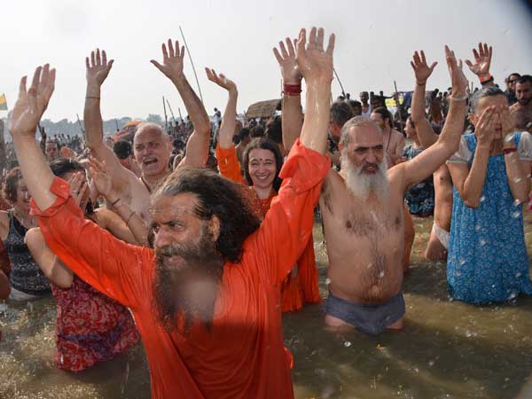 डुबकी लगाते विदेशी डुबकी लगाते विदेशी