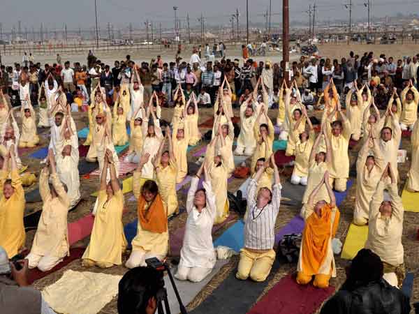 योग आसन करते विदेशी योग आसन करते विदेशी