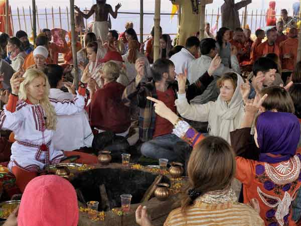 हवन करते विदेशी सैलानी हवन करते विदेशी सैलानी