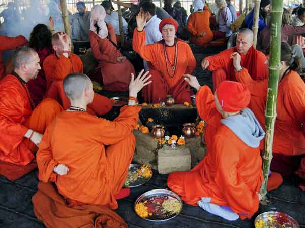 हवन करते विदेशी सैलानी हवन करते विदेशी सैलानी