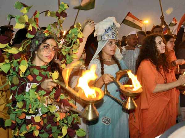 हवन करते विदेशी सैलानी हवन करते विदेशी सैलानी