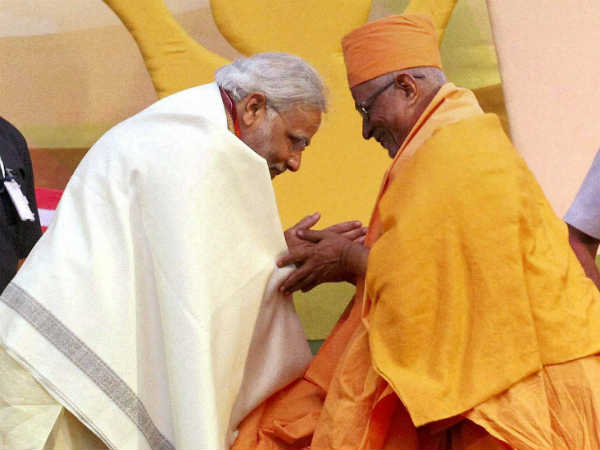 धर्मगुरुओं का आशीर्वाद लेते मोदी