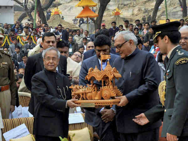 राष्‍ट्रपति प्रणब मुखर्जी पहुंचे