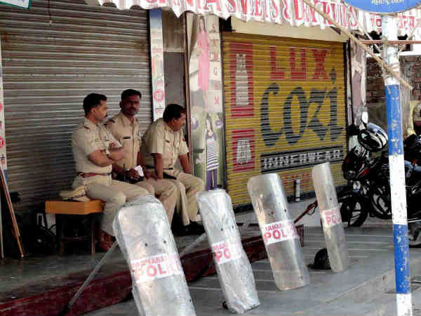 मुंबई में पुलिस का पहरा 