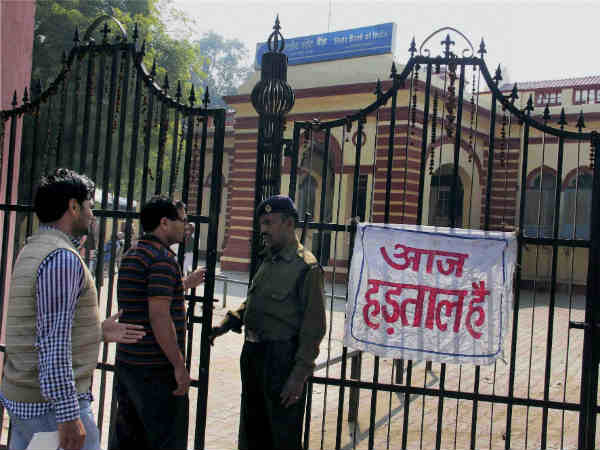 बैंकों के बाहर सन्‍नाटा 