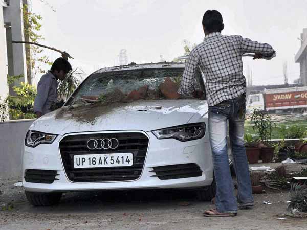 नोएडा में हिंसा