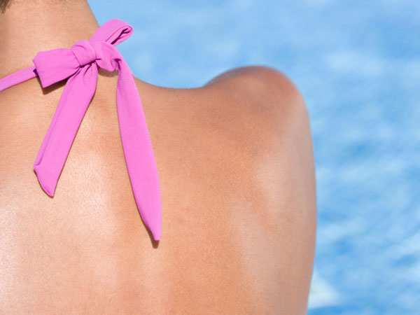 बायें कंधे पर