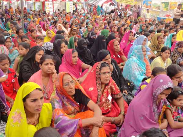 किताबें भी बांटी