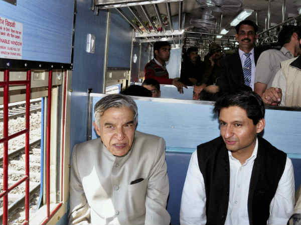 मेमू ट्रेन में रेल मंत्री मेमू ट्रेन में रेल मंत्री