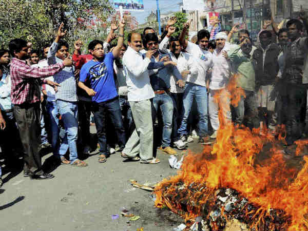 इलाहाबाद में प्रदर्शन इलाहाबाद में प्रदर्शन