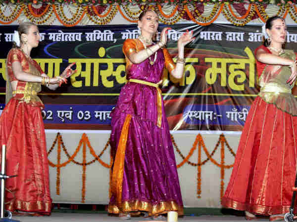 मोतिहारी में रूसी डांसर