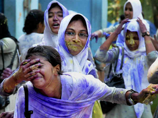 स्कूल में होली स्कूल में होली