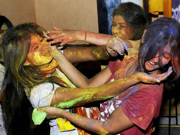 कॉलेज में छुट्टियों से पहले होली कॉलेज में छुट्टियों से पहले होली