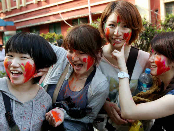 विदेशी मेहमानों के साथ होली विदेशी मेहमानों के साथ होली