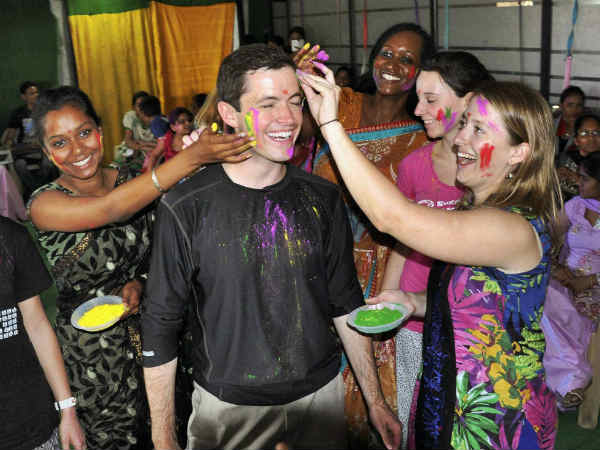 विदेशी मेहमानों के साथ होली विदेशी मेहमानों के साथ होली