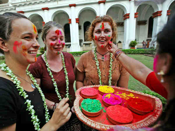 विदेशी मेहमानों के साथ होली विदेशी मेहमानों के साथ होली