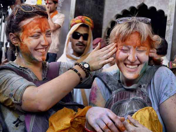 विदेशी पर्यटकों की होली विदेशी पर्यटकों की होली