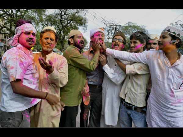 देखें कैसे मनायी जा रही है होली देखें कैसे मनायी जा रही है होली