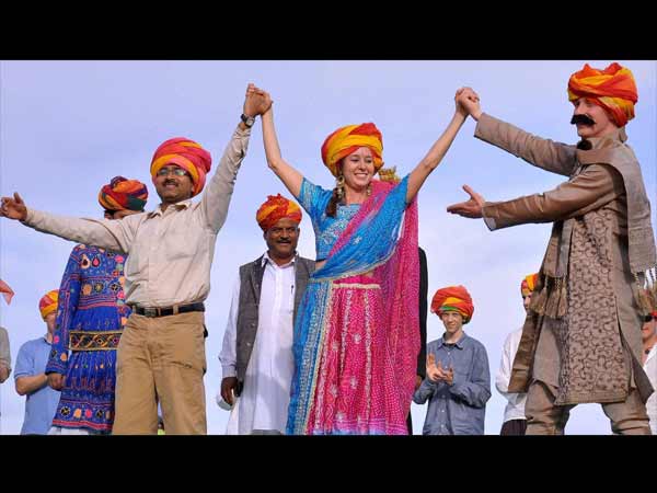 देखें कैसे मनायी जा रही है होली देखें कैसे मनायी जा रही है होली