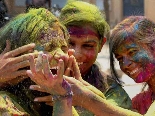 देखें कैसे मनायी जा रही है होली देखें कैसे मनायी जा रही है होली