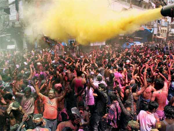 देखें कैसे मनायी जा रही है होली देखें कैसे मनायी जा रही है होली