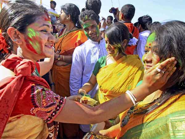 देखें कैसे मनायी जा रही है होली देखें कैसे मनायी जा रही है होली