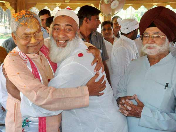 देखें कैसे मनायी जा रही है होली देखें कैसे मनायी जा रही है होली