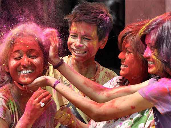 देखें कैसे मनायी जा रही है होली देखें कैसे मनायी जा रही है होली