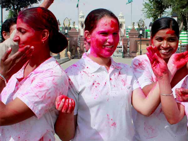 देखें कैसे मनायी जा रही है होली देखें कैसे मनायी जा रही है होली