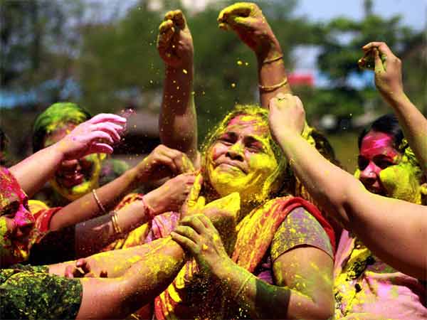 देखें कैसे मनायी जा रही है होली देखें कैसे मनायी जा रही है होली