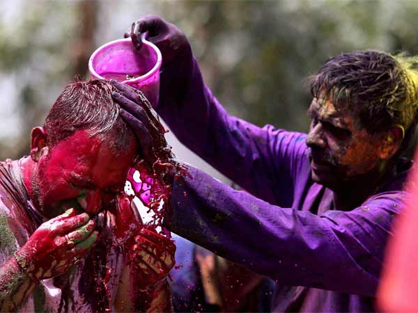 देखें कैसे मनायी जा रही है होली देखें कैसे मनायी जा रही है होली