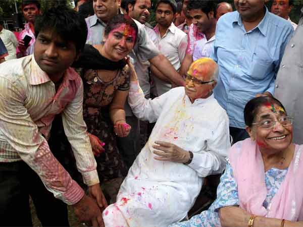 देखें कैसे मनायी जा रही है होली देखें कैसे मनायी जा रही है होली