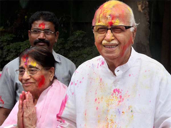 देखें कैसे मनायी जा रही है होली देखें कैसे मनायी जा रही है होली