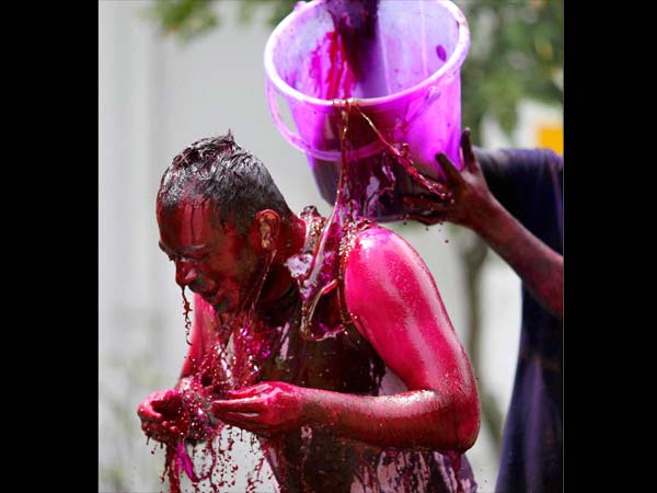 देखें कैसे मनायी जा रही है होली देखें कैसे मनायी जा रही है होली