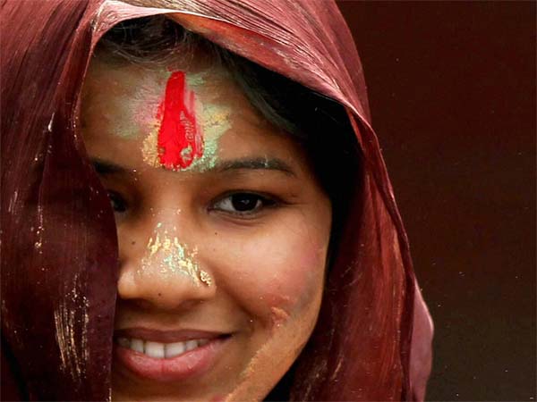 देखें कैसे मनायी जा रही है होली देखें कैसे मनायी जा रही है होली