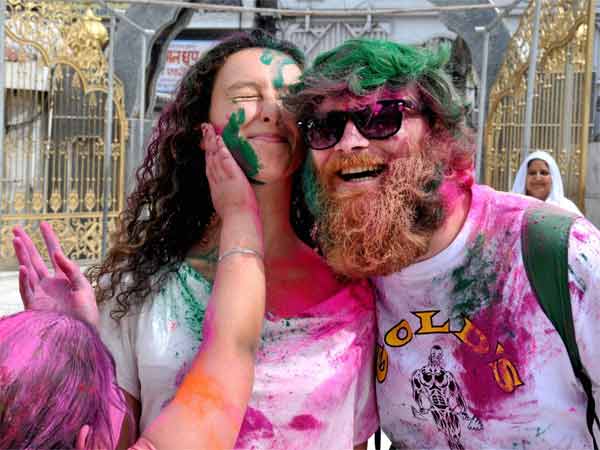 देखें कैसे मनायी जा रही है होली देखें कैसे मनायी जा रही है होली