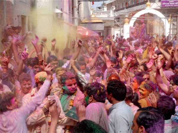 देखें कैसे मनायी जा रही है होली देखें कैसे मनायी जा रही है होली