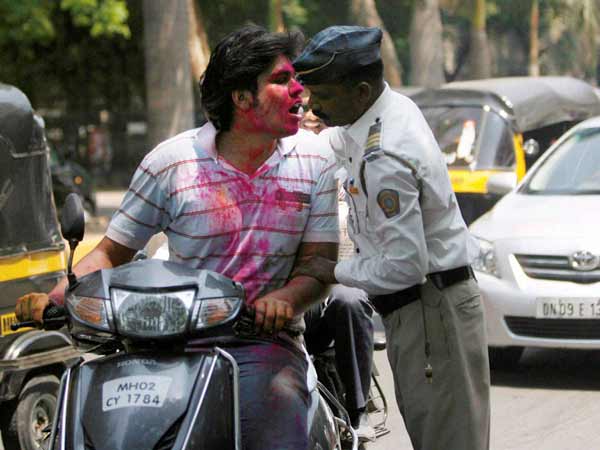 जगह-जगह पुलिस की चेकिंग जगह-जगह पुलिस की चेकिंग