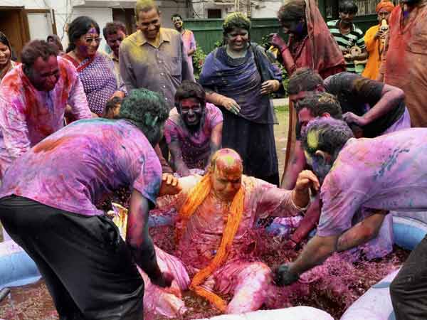 होरियारों की टोली होरियारों की टोली