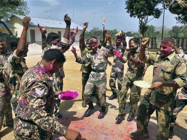 सेना के जवानों ने खेला सेना के जवानों ने खेला