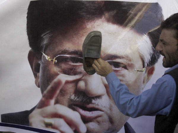 Shoe hurl at Pervez Musharraf Shoe hurl at Pervez Musharraf