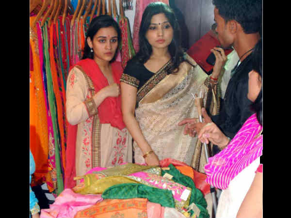 साड़ी की दुकान में डिंपल साड़ी की दुकान में डिंपल