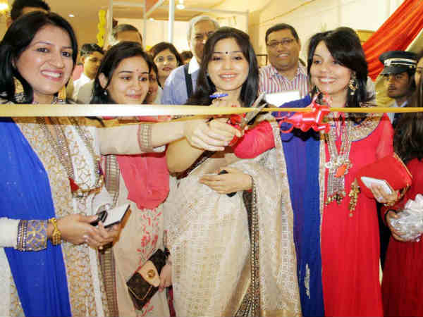 कार्यक्रम का उद्धाटन करतीं कार्यक्रम का उद्धाटन करतीं