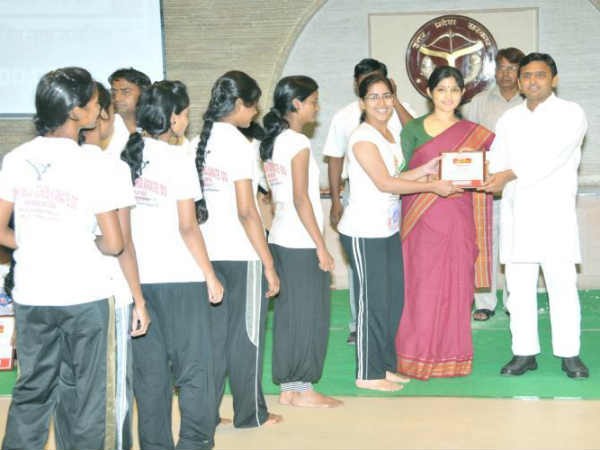 छात्राओं के संग डिंपल छात्राओं के संग डिंपल