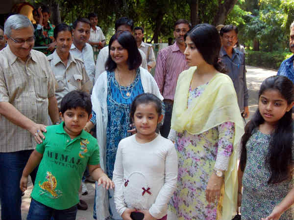 चिडि़याघर में डिंपल चिडि़याघर में डिंपल