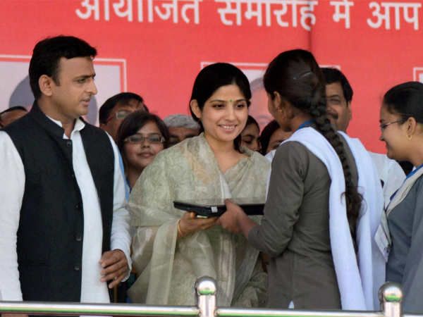 लैपटॉप वितरण में डिंपल लैपटॉप वितरण में डिंपल