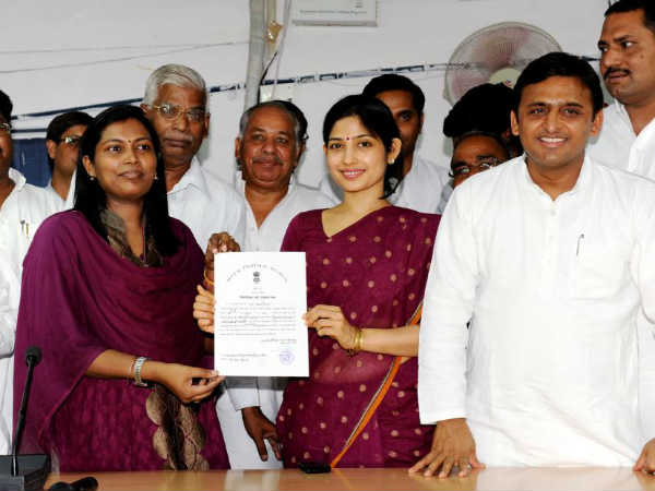 सम्मान समारोह में डिंपल सम्मान समारोह में डिंपल