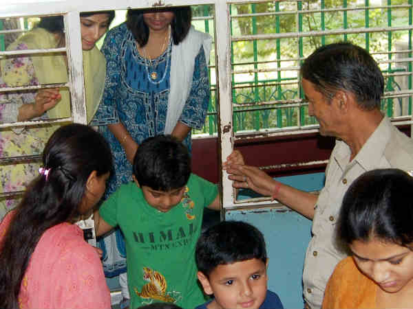 चिडि़याघर में डिंपल चिडि़याघर में डिंपल