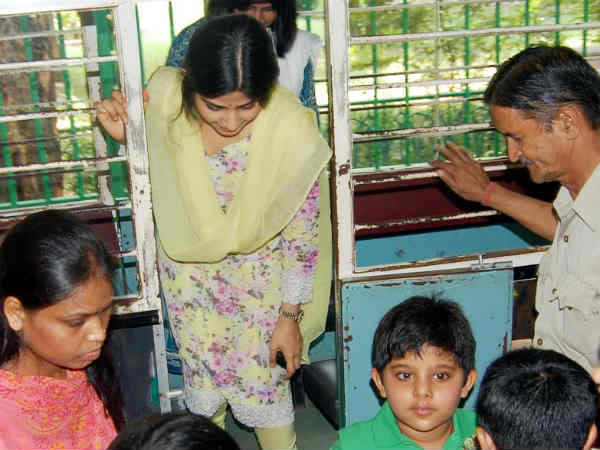 चिडि़याघर में डिंपल चिडि़याघर में डिंपल