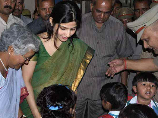 बच्चों के बीच डिंपल बच्चों के बीच डिंपल